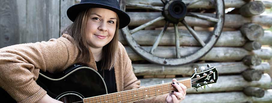 Rebecka Aavanen skivdebuterar med countrydoftande EP:n ”From Me to You” idag!